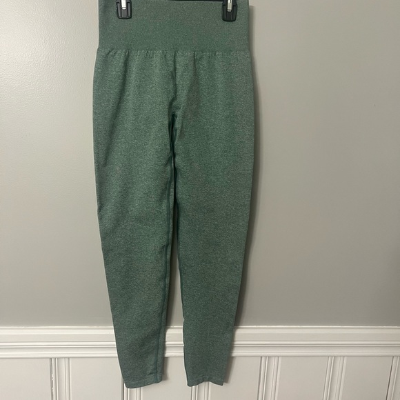 NVGTN scrunch workout leggings. Size medium. - Picture 3 of 4